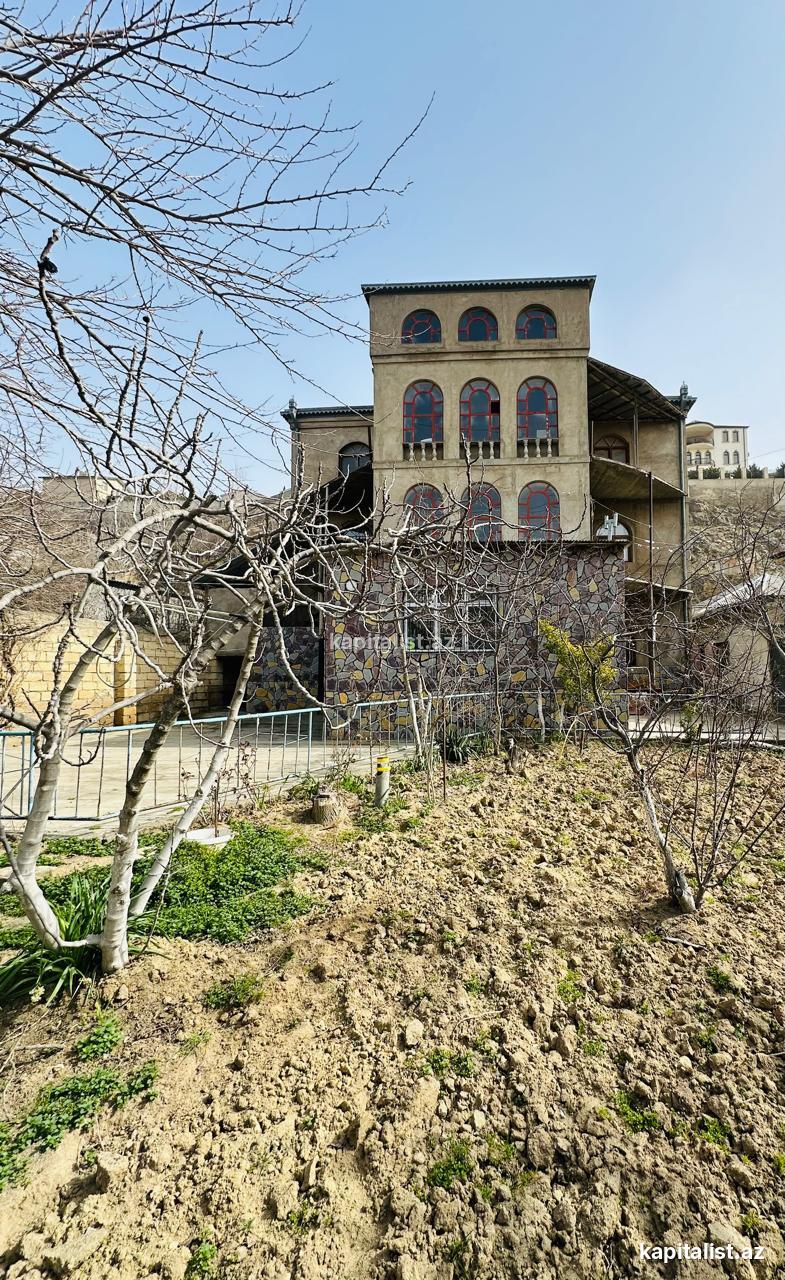 Satılır 15 otaqlı Həyət evi