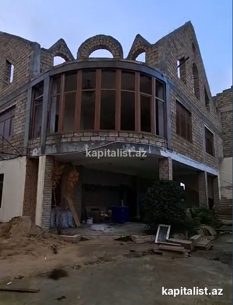 Satılır 10 otaqlı Həyət evi